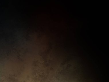 Rampada kaykay süren biri.