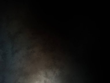 Takım elbiseli ve kravatlı bir adam karanlık bir arka planın önünde duruyor.