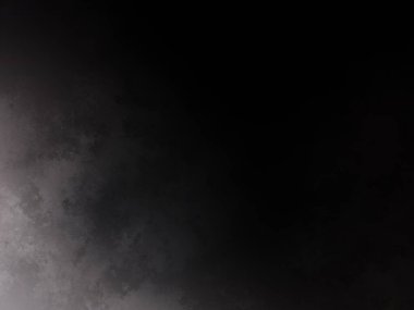 Karlı bir yamaçta snowboard süren bir adam.