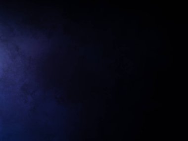 Takım elbiseli ve kravatlı bir adam tenis raketi tutuyor.