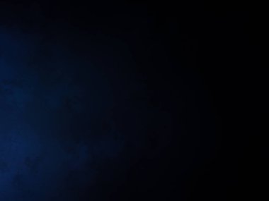 Takım elbiseli ve kravatlı bir adam tenis raketi tutuyor.