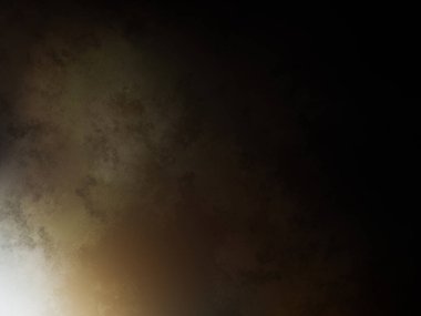 Karanlık bir yüzeyde kaykay süren bir insan.