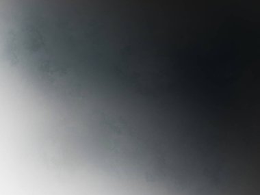 Arka planda bir bulutla gökyüzünde uçan bir uçak.