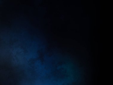 Karla kaplı yamaçta kar kayağı yapan bir adam.