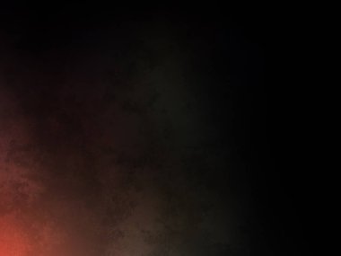 Bir adam kortta tenis raketi tutuyor.