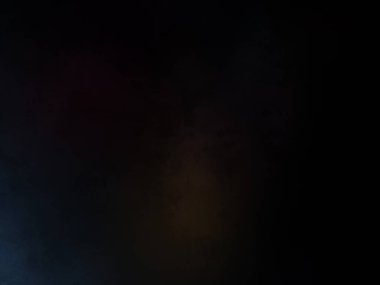 Takım elbiseli ve kravatlı bir adam mikrofonun önünde duruyor.