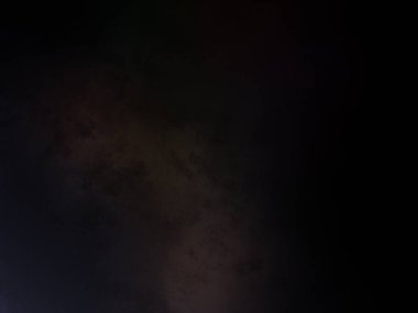 Bir adam elinde tenis raketi tutuyor.