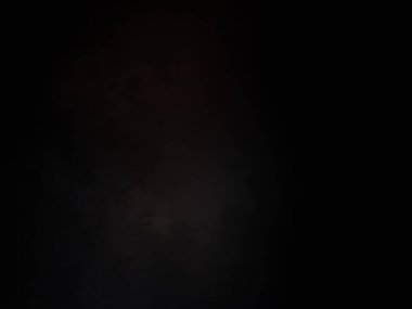 Ortasında beyaz ışık olan siyah bir arkaplan.