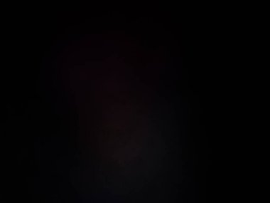 Elinde cep telefonu tutan biri.