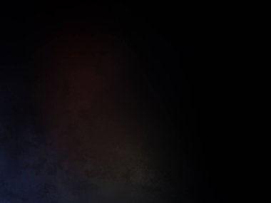 Takım elbiseli ve kravatlı bir adam mikrofonun önünde duruyor.