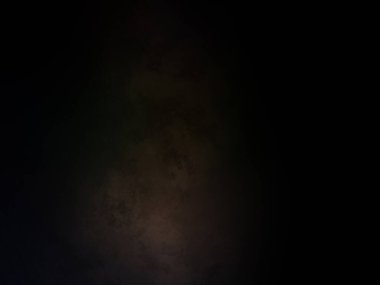 Elinde cep telefonu tutan biri.