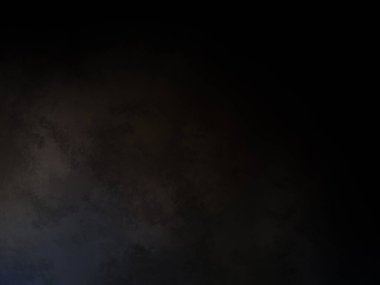 Takım elbiseli ve kravatlı bir adam duvarın önünde duruyor.