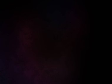 Takım elbiseli ve kravatlı bir adam mikrofonun önünde duruyor.