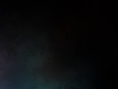 Siyah gömlekli bir adam tenis raketi tutuyor.