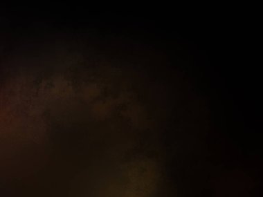 Takım elbiseli ve kravatlı bir adam karanlık bir arka planın önünde duruyor.