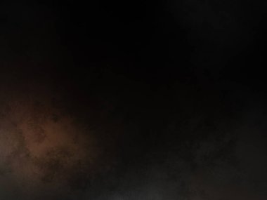 Karlı bir yamaçta snowboard süren bir adam.