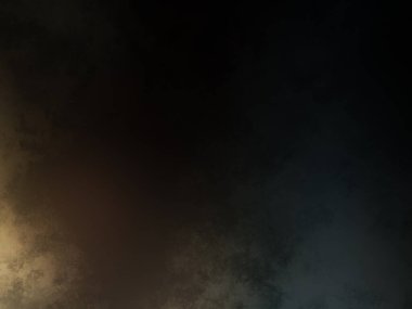 Karanlık bir yüzeyde kaykay süren bir insan.