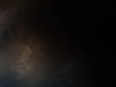 Kara gökyüzünde bir bulutla uçan bir uçak.