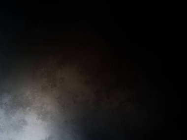 Karanlıkta elinde sörf tahtası olan bir adam.