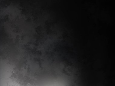 Karlı bir yüzeyde snowboard süren bir insan.