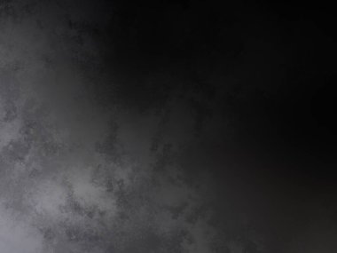 Kar yüzeyinde snowboard süren bir adam.