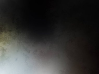 Takım elbiseli ve kravatlı bir adam duvarın önünde duruyor.