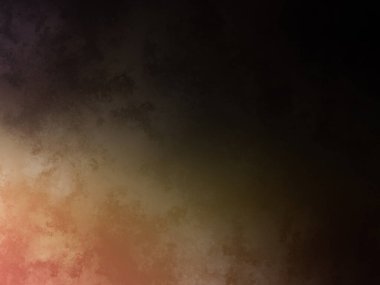 Bir adam kortta tenis raketi tutuyor.