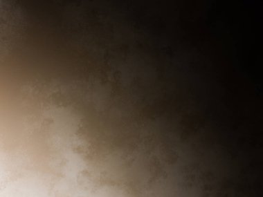 Takım elbiseli ve kravatlı bir adam duvarın önünde duruyor.