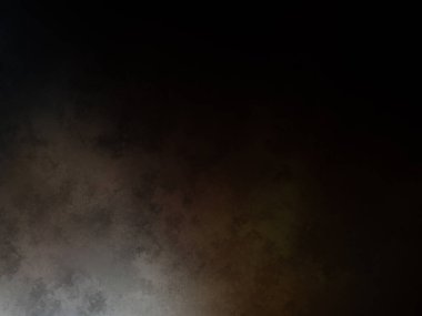 Karanlıkta kaykaylı bir adam.