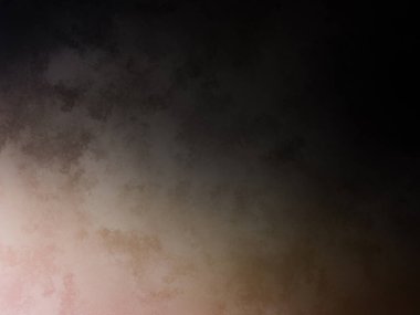 Elinde tenis raketi tutan bir adam.