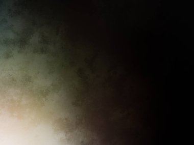 Bir adam kortta tenis raketi tutuyor.