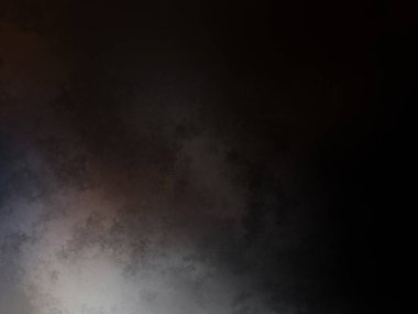 Karlı bir yüzeyde snowboard süren bir insan.