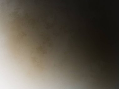 Dizüstü bilgisayarla yatakta oturan biri.