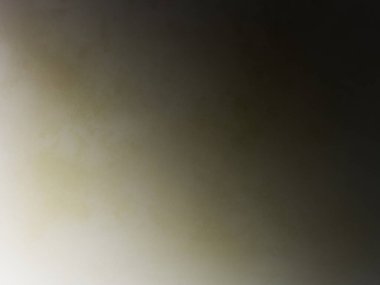 Takım elbiseli ve kravatlı bir adam duvarın önünde duruyor.