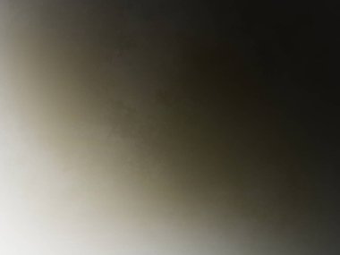 Dizüstü bilgisayarla yatakta oturan biri.