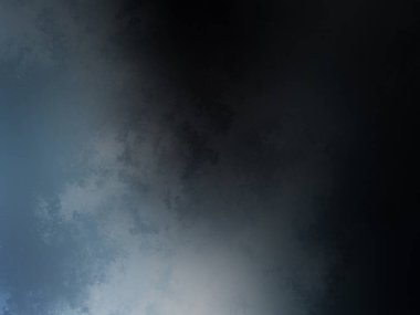 Bulutlu bir gökyüzünde jetle uçan bir uçak.