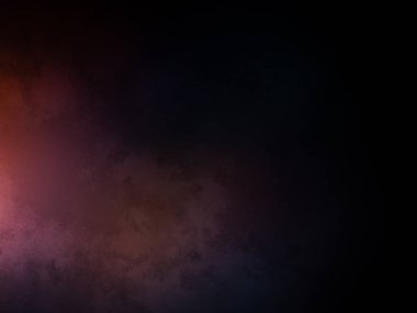 Kırmızı ve mavi bir ışık kara bulutların arasında parlıyor.