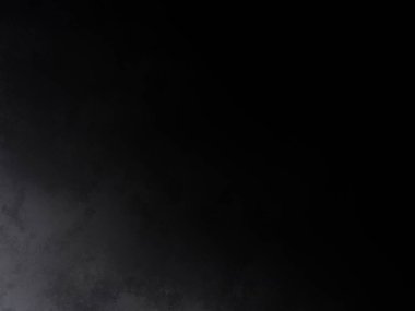 Siyah gömlekli bir adam tenis raketi tutuyor.