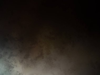 Karlı bir yamaçta snowboard süren bir adam.