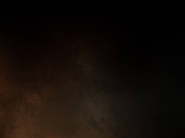 Rampada kaykay süren bir adam.