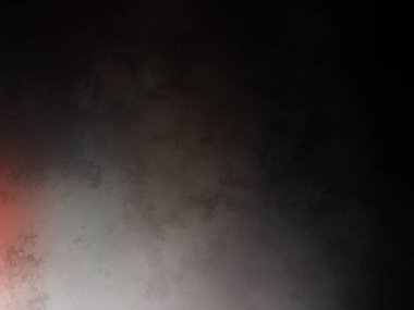 Takım elbiseli ve kravatlı bir adam tenis raketi tutuyor.