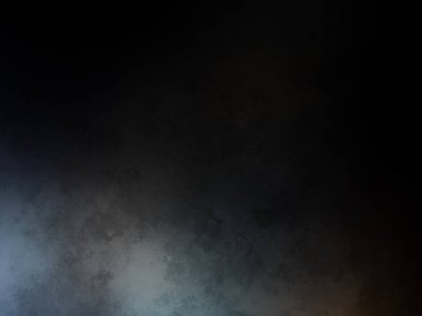 Takım elbiseli ve kravatlı bir adam duvarın önünde duruyor.