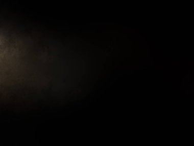 Karanlıkta duran takım elbiseli ve kravatlı bir adam.