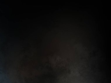 Takım elbiseli ve kravatlı bir adam ateşin önünde duruyor.