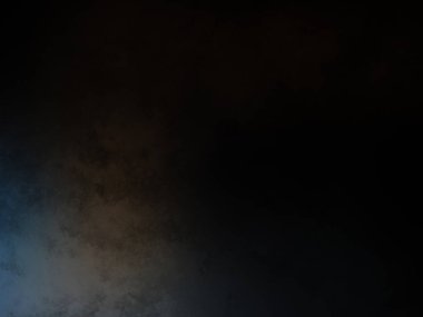 Takım elbiseli ve kravatlı bir adam duvarın önünde duruyor.