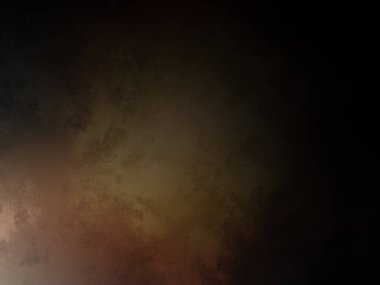 Takım elbiseli ve kravatlı bir adam karanlık bir arka planın önünde duruyor.