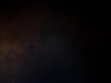 Takım elbiseli ve kravatlı bir adam karanlık bir arka planın önünde duruyor.