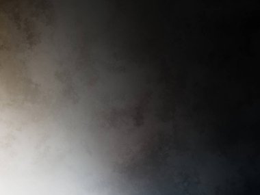 Takım elbiseli ve kravatlı bir adam elinde kamera tutuyor.