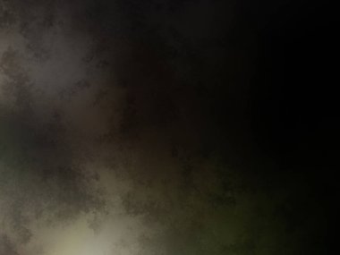 Takım elbiseli ve kravatlı bir adam karanlık bir arka planın önünde duruyor.