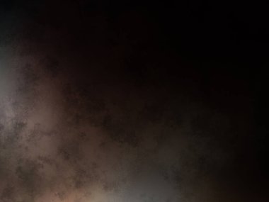 Karlı bir yüzeyde snowboard süren bir insan.